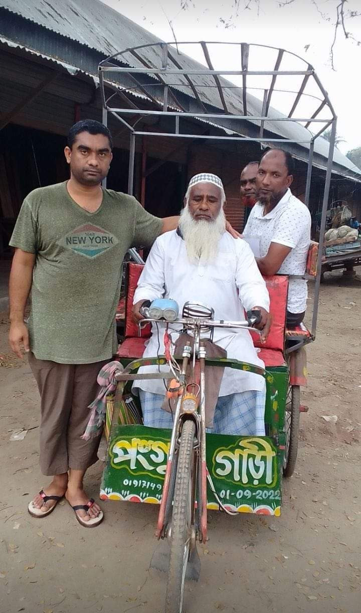 অসহায় বয়স্ক শারীরিক প্রতিবন্ধীর কর্মসংস্থান করে দিলেন সমাজ সেবক